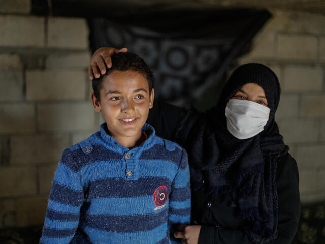 Der zehnjährige Tarq in Syrien mit seiner Mutter