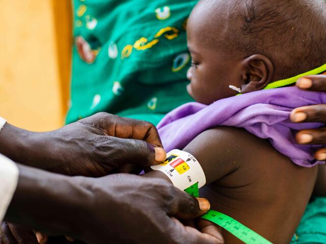 Ein Baby wird in Tschad von einer IRC-Mitarbeiterin untersucht.