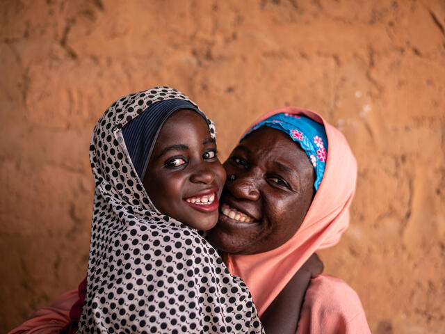 Fatima und ihre Mutter Habiba umarmen sich und lächeln
