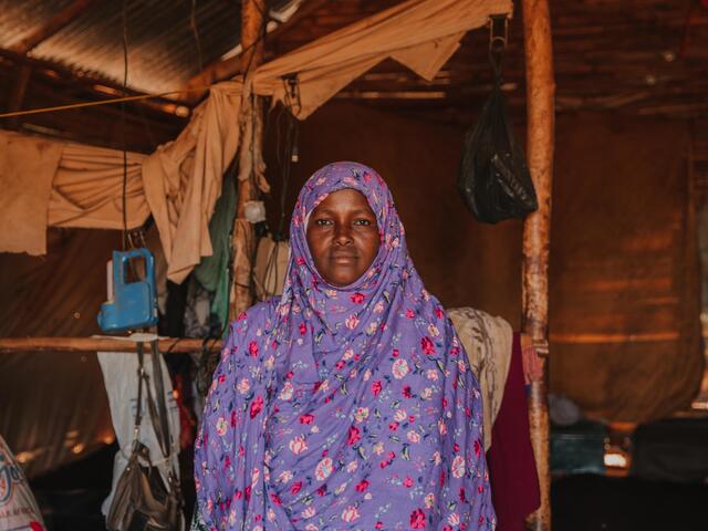 Eine Frau sitzt in ihrem Zuhause in Äthiopien.
