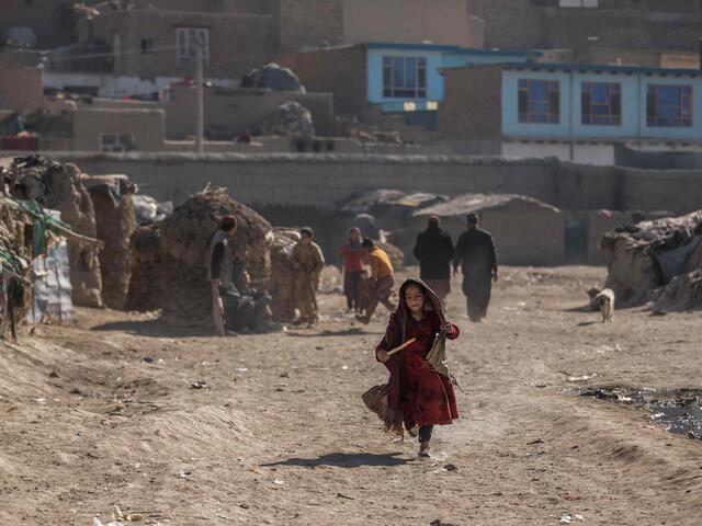 Ein afghanisches Mädchen rennt durch das Camp Ghaibi Bala