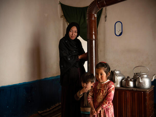 Aalia, an Afghan mother with her young daughter.