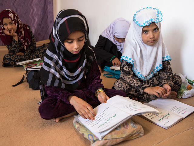 RESCUE har ett projekt för utbildning i Afghanistan - elever läser böcker i skolan. 