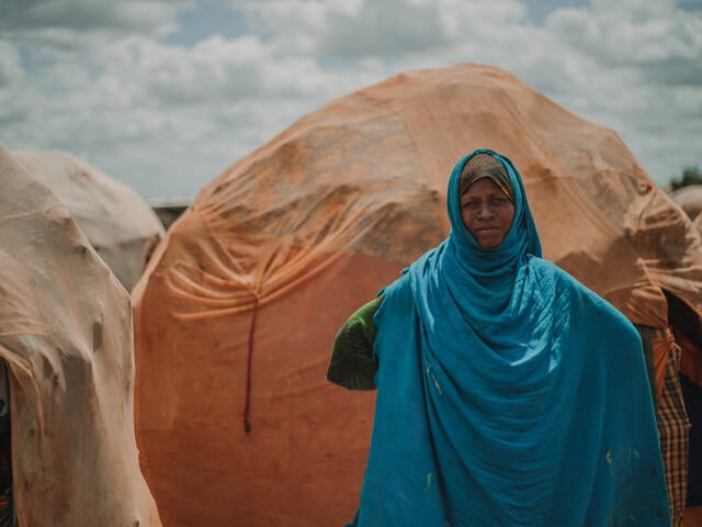 Sårbara länder för klimatförändringarna: kvinna som bor på flyktingläger till följd av torkan i Somalia. 