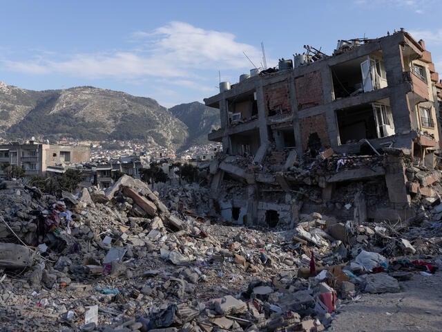 Rasat hus efter jordbävningen i Turkiet och Syrien.