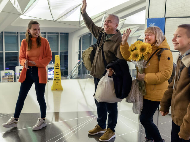 From left to right: IRC community coordinator Galyna helps to welcome Ukrainian refugees Volodomyr, Viktoriia and Neal upon landing in their new home, Wichita, Kansas.