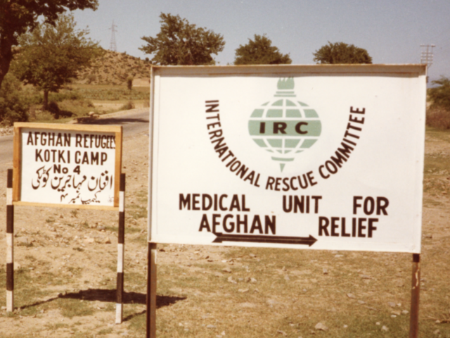 Skylt för en av RESCUEs vårdkliniker i ett flyktingläger för afghaner i Pakistan, 1988.