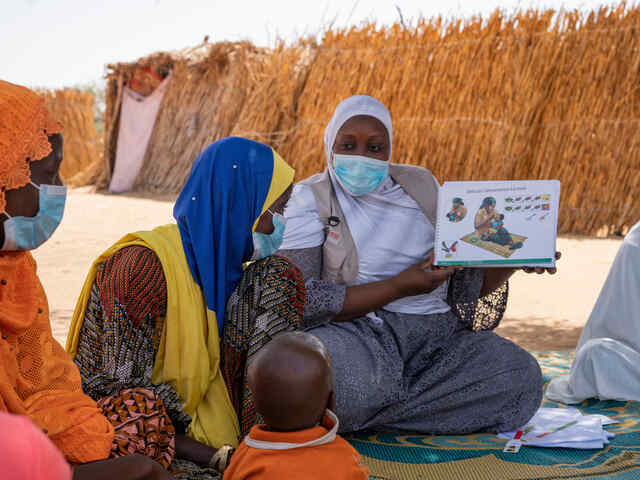 IRC staff, members of ANJE group and mothers talking about how to prevent malnutrition at Awaridi refugee camp.