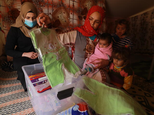 리나는 후다*(20)에게 유아 용품을 제공합니다. 하마에서 피신한 후다는 마흐무드리 캠프에서 2년 동안 살고 있습니다.