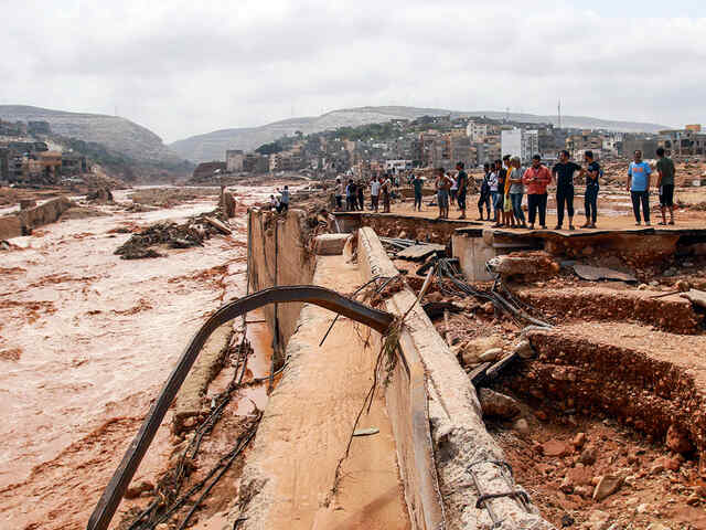 Jordbävning Libyen: Invånare i Derna, Libyen, undersöker den förödelse som skapats av översvämningarna. 