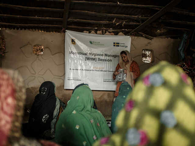 En kvinna föreläser om hygien för en grupp andra kvinnor utanför Sanghur, Pakistan.