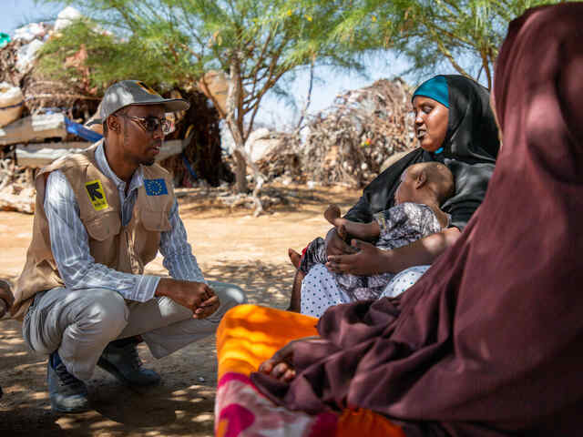 IRC Nutrition Officer, Ahmed Adan speaks with 21-year-old mother Nasteho.