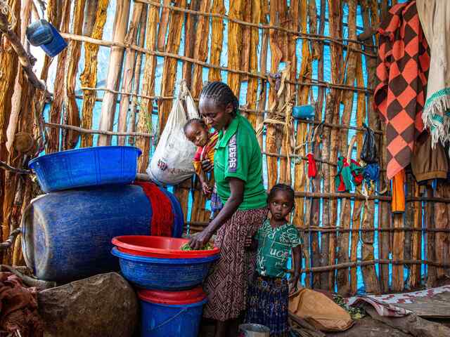 Makito beginning to cook for her nine children. After experiencing the compounding effects of both conflict and climate change, she’s so grateful for the IRC’s life-changing support. The IRC supports her through a multipurpose cash program that she uses to provide food and basic necessities for her family.