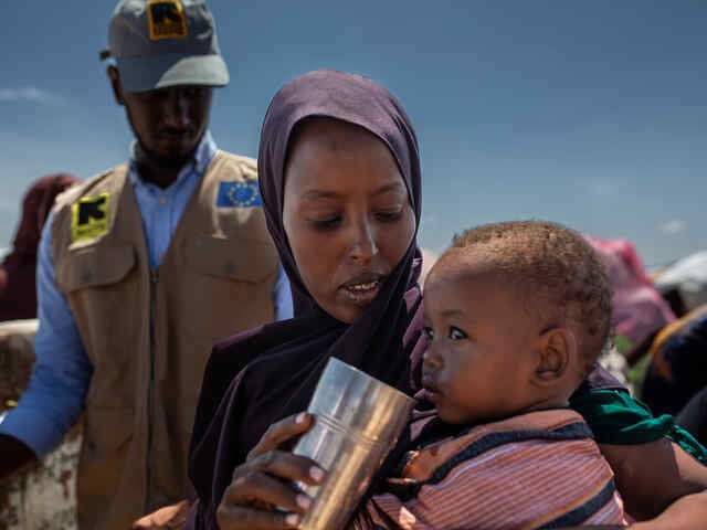 Rent vatten är otroligt viktigt för spädbarn - En mamma ger sitt barn rent vatten för att dricka vid en vattenbrunn i Somalia.