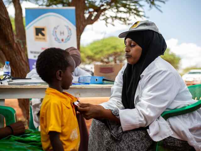 Eine Krankenschwester behandelt ein Kind in Somalia