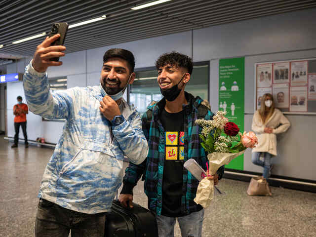 Die afghanischen Brüder Mehdi und Ali in Deutschland wiedervereint