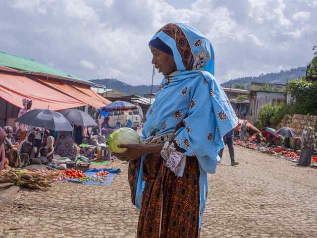 Eine Frau auf einem Markt.
