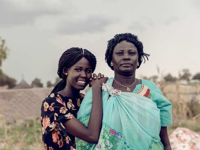 En mamma poserar med hennes dotter i Jamjang, Sydsudan.