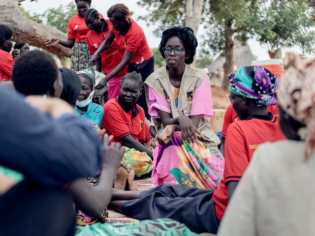 RESCUE:s medarbetare samtalar med en grupp kvinnor i Sydsudan.