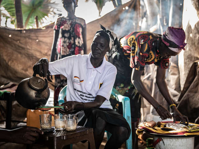 En kvinna serverar te på hennes restaurang i Nyal, Sydsudan. Hon har fått ekonomiskt stöd av RESCUE för att starta en restaurang.