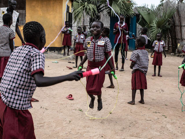 Barn hoppar hopprep i Sydsudan utanför ett utbildningscenter