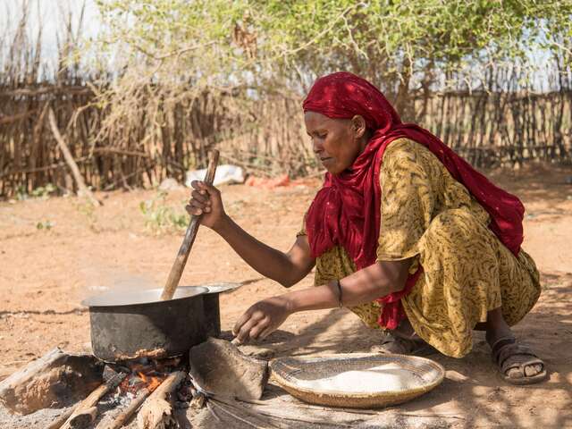 Nurad prepares a porridge for her children made of the maize powder and milk she bought with support from the EU-funded IRC’s cash assistance program. 