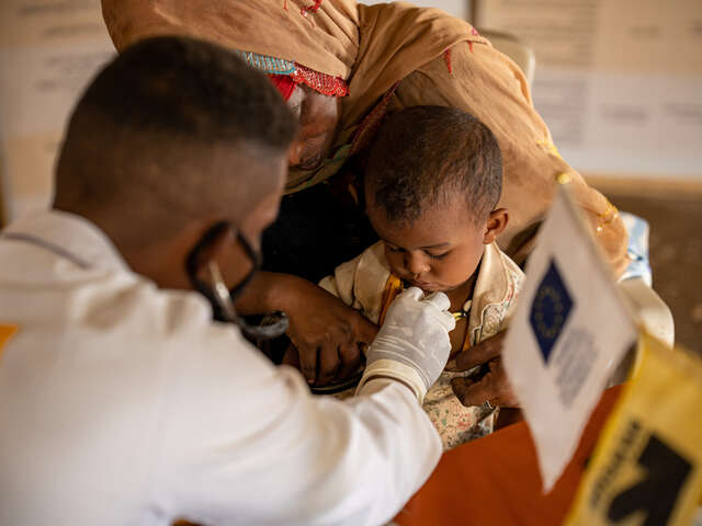 Ett barn i Sudan undersöks av en läkare från RESCUE:s team. 