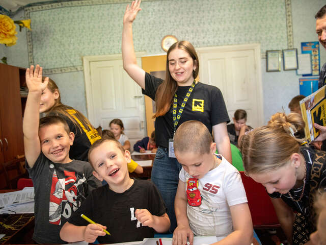 Kinder aus dem Dorf Novyi Burluk nehmen an Aktivitäten teil, die Marharyta leitet.
