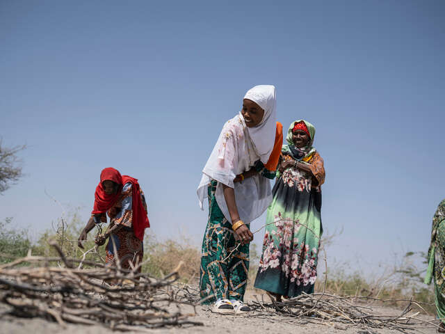 En grupp tjejer samlar ved utanför flyktingläger i Tchad där RESCUE arbetar.
