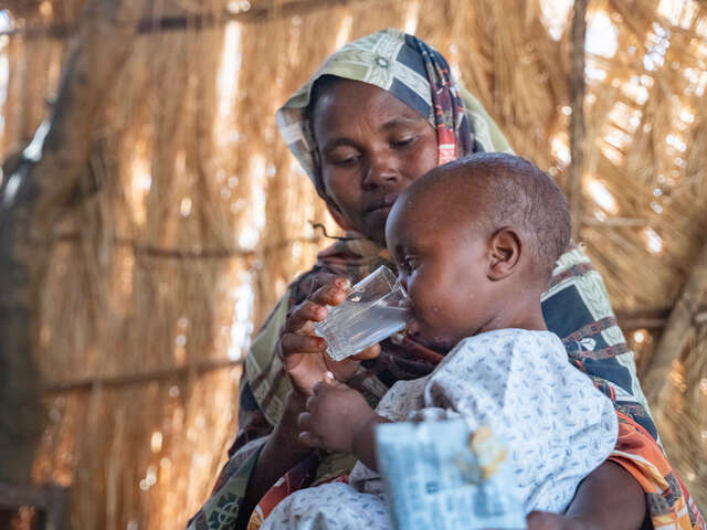 Mamma Shama hjälper Anwar att dricka vatten