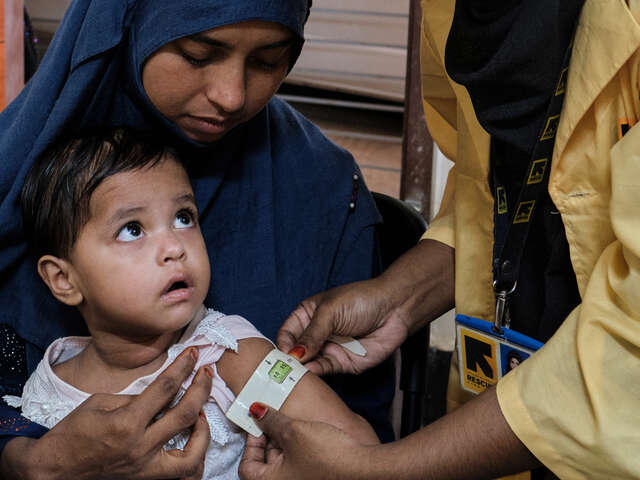 En RESCUE-medarbetare undersöker Hajera Bibi, 2, för undernäring genom att mäta hennes arm.