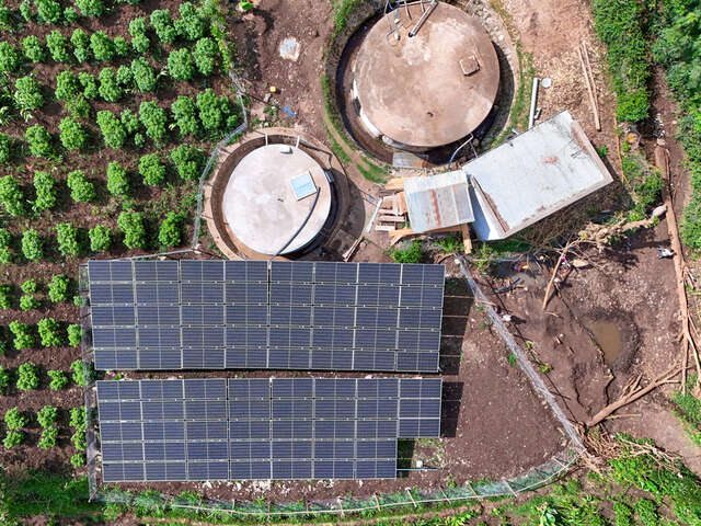 Drohnenaufnahmen vom Binnenvertriebenenlager Kyra in Deder zeigen Wasserreservoirs und solarbetriebene Pumpen.