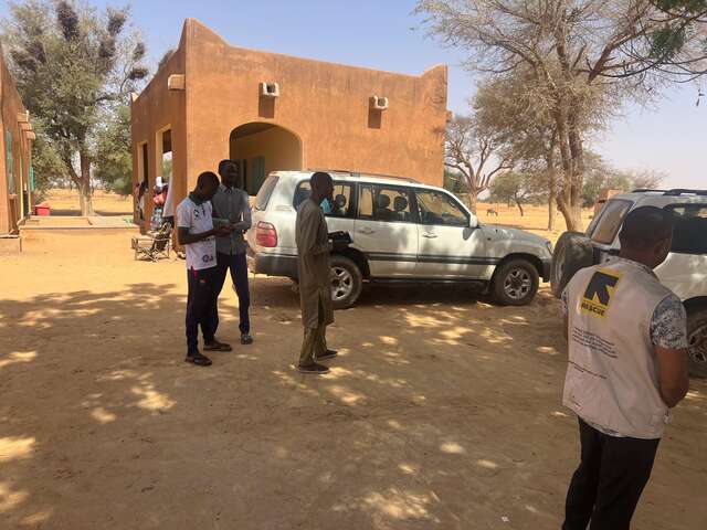 The IRC mobile clinic arrives at the Attaloga-Tillabéri integrated health center. Their next stop is in the village of Soley Damana, located about ten kilometres away, where they will provide medical healthcare for eight days. 