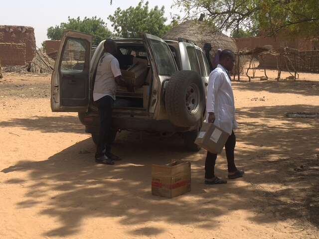 The health care team sets up the mobile clinic in Soley Damana.