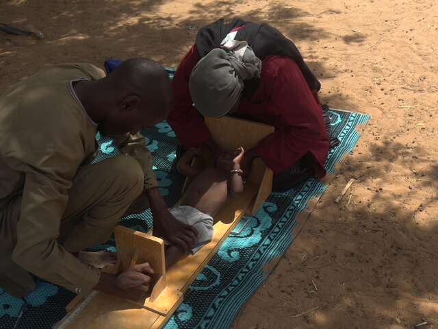 In Soley Damana, the EU-funded health team measures the height of Abdoul Djlil Hachimi to provide him with accurate treatment for malnutrition