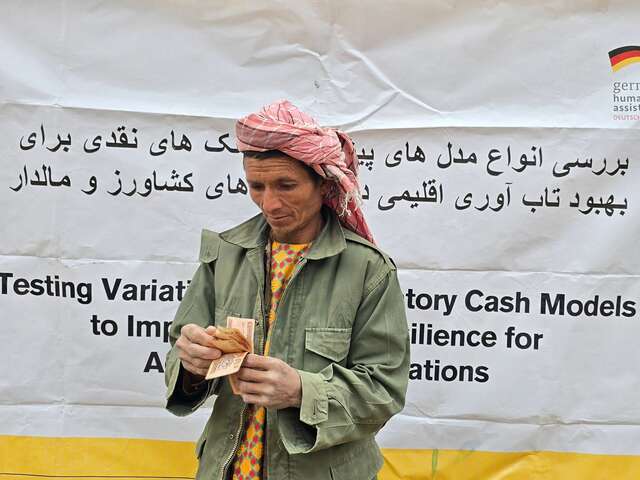 Saifuddin zählt die Bargeldhilfe, die er im Rahmen des Projekts erhielt.