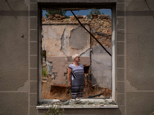 Liudmyla står i ruinerna av hennes resturang.