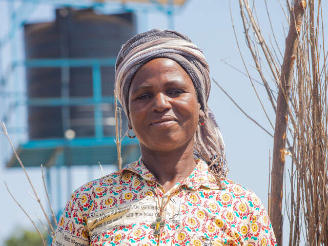 Bila Natama, 47, vor einem Wasserturm in Tibga, Burkina Faso