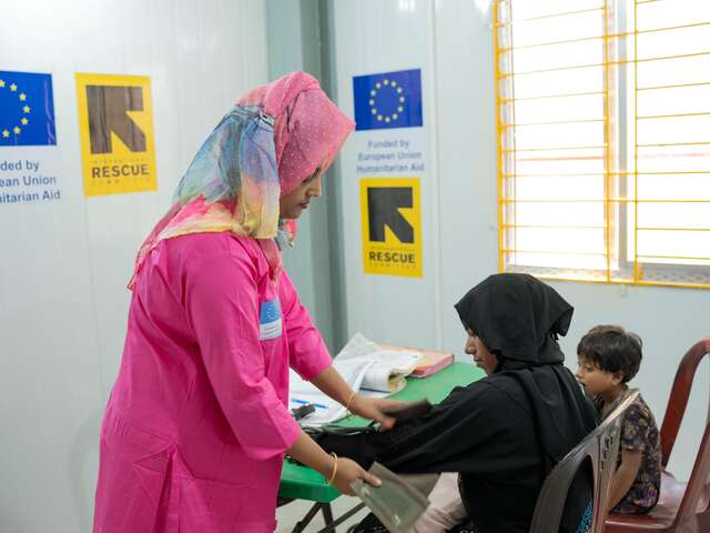 29 year old IRC midwife, Jahanara Eli, checking Samira’s blood pressure and iron levels during a postnatal follow-up appointment. 