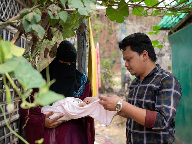 24-year-old blood donor Mohammad Kubas visits Samira and her newborn son, marking a powerful moment of connection with the family he helped save.