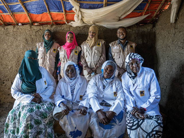 Das mobile medizinische Team von International Rescue Committee (IRC) versorgt Familien in abgelegenen Dörfern, die keinen Zugang zu Krankenhäusern haben, mit Gesundheitsuntersuchungen, Ernährungshilfe und psychosozialer Unterstützung.
