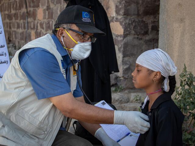 Through funds from the EU, the IRC is supporting girls like Aisha and Na’aem and their families in accessing primary healthcare in Yemen, including screening and treatment for malnutrition, and sending community volunteers to camps to help spread awarenes