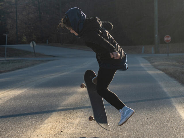 Belqisa attempts her favourite trick, a kickflip.