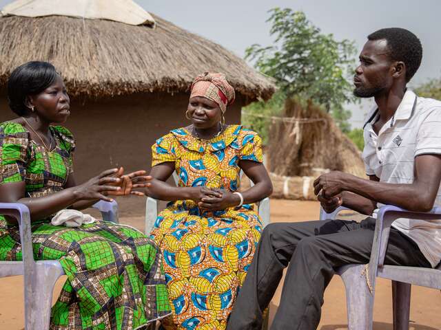I flyktinglägret Bidi Bidi i Uganda stödjer RESCUE en kvinnogrupp.