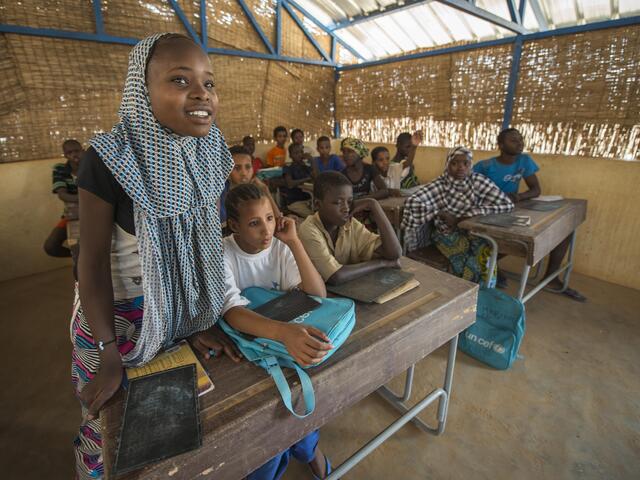 Malian refugee girls in Niger