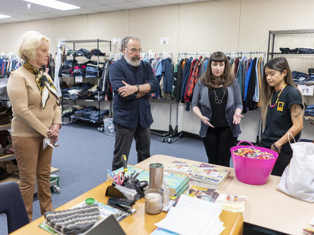 Mandy Patinkin and Cindy McCain at IRC welcome center in Phoenix, Arizona