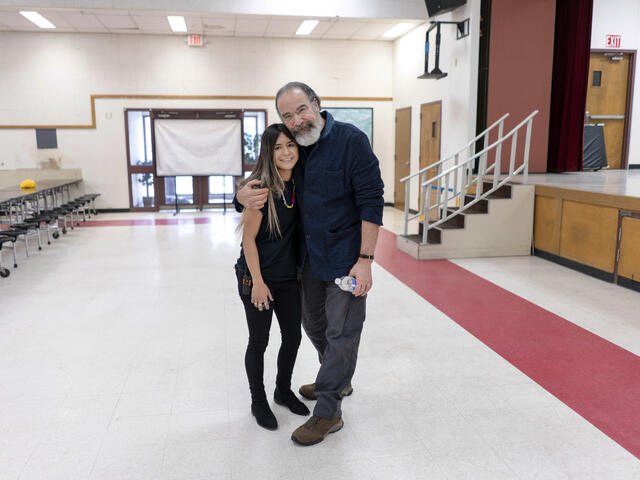 Mandy Patinkin with IRC staff member Alex Cruz