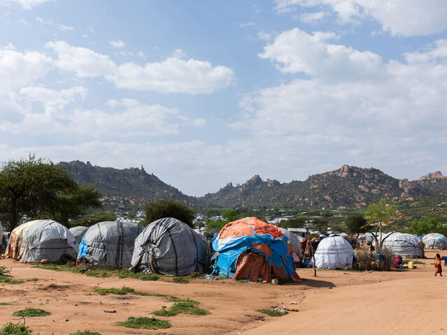 먼 거리에 산이 보이는 텐트 전경 사진.