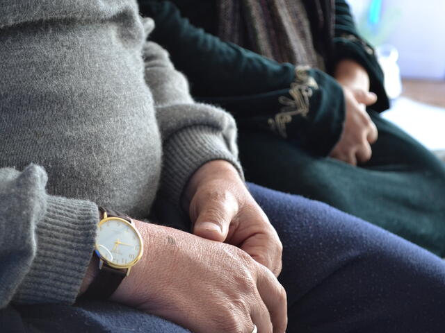 Two displaced Iraqis in a camp 