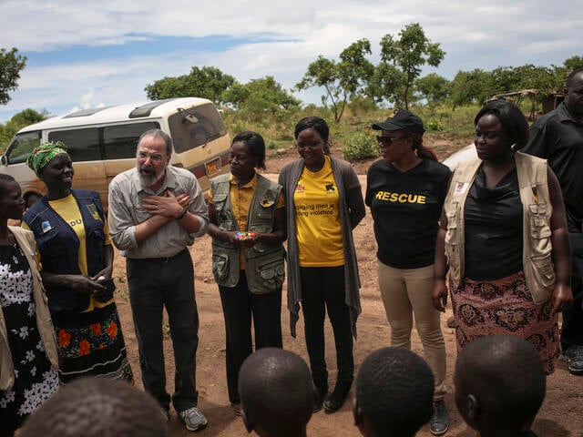 Mandy Patinkin talks with South Sudanese children